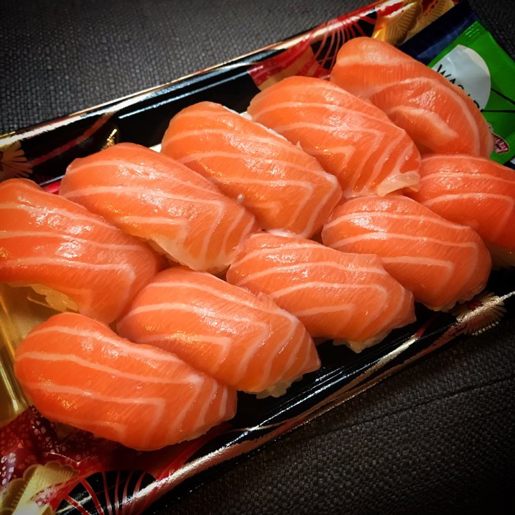 生サーモン寿司 Fresh Salmon Sushi @ DON DON DONKI Orchard Central